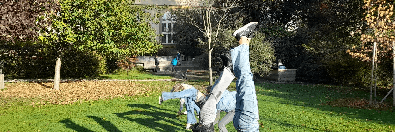 Kinder im Garten des Khevenhüller Gymnasiums
