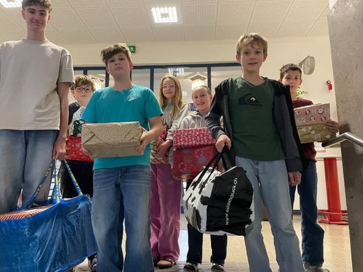 Khevis unterstützen „Christkindl aus der Schuhschachtel“