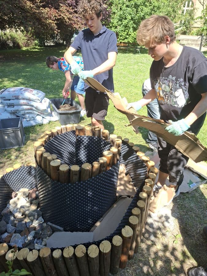 Von der Heustange zur Naturoase: Unser neues Kräuterprojekt im Schulgarten